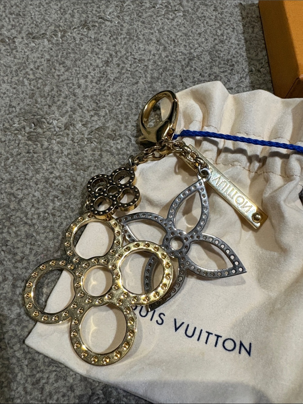 Louis Vuitton Mixed Gold and Silver Flower Metal Tapage Key Charm - Picture 4 of 7